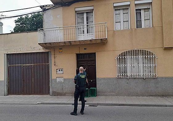 Guardias civiles frente a la vivienda donde fueron encontrados los perros.