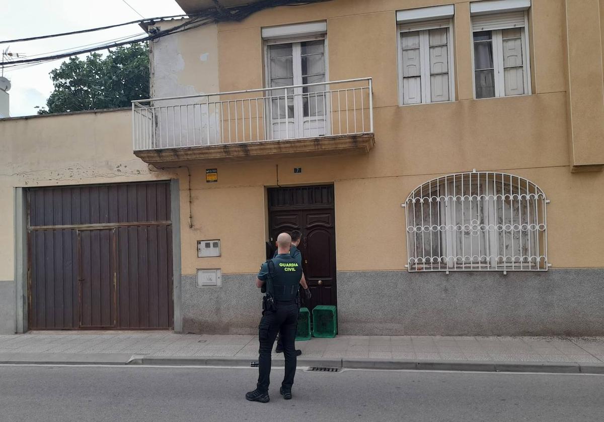 Guardias civiles frente a la vivienda donde fueron encontrados los perros.