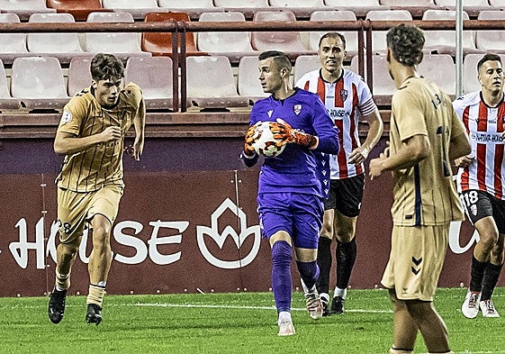 Kike Royo, con el balón en las manos, en un partido con la UD Logroñés.
