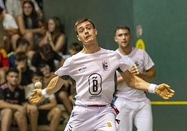 Carmelo Loza se dispone a golpear la pelota.