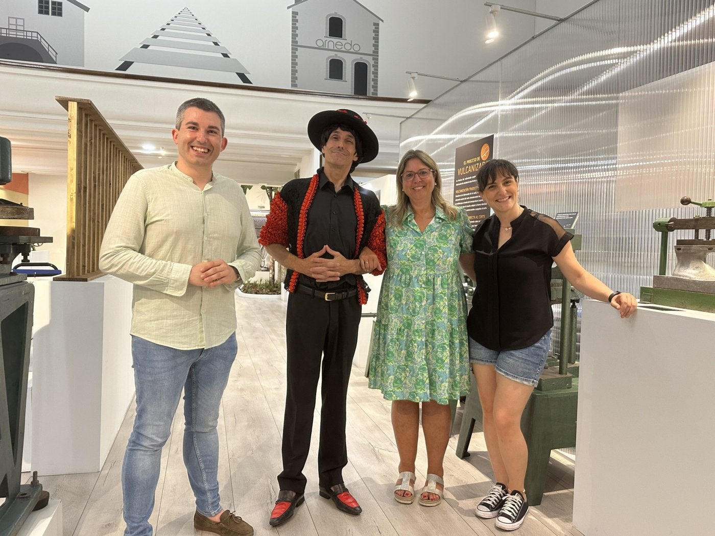 Concejal de Hacienda y Turismo y la alcaldesa, con los dos autores de Sapo Producciones que participarán.