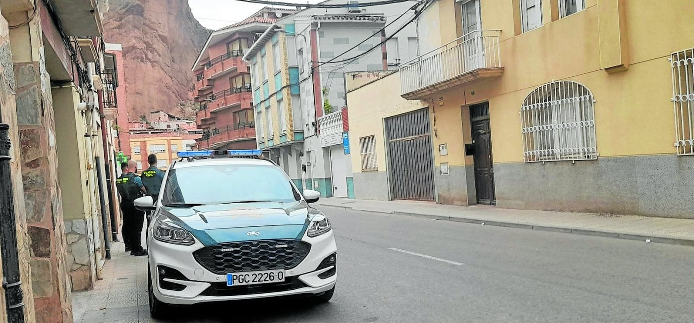 Una patrulla de la Guardia Civil frente a la casa donde están los perros en Quel.