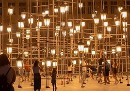 '111 farolas', instalación de Chevy Bayona en la plza del Ayuntamiento en Concéntrico 2025.