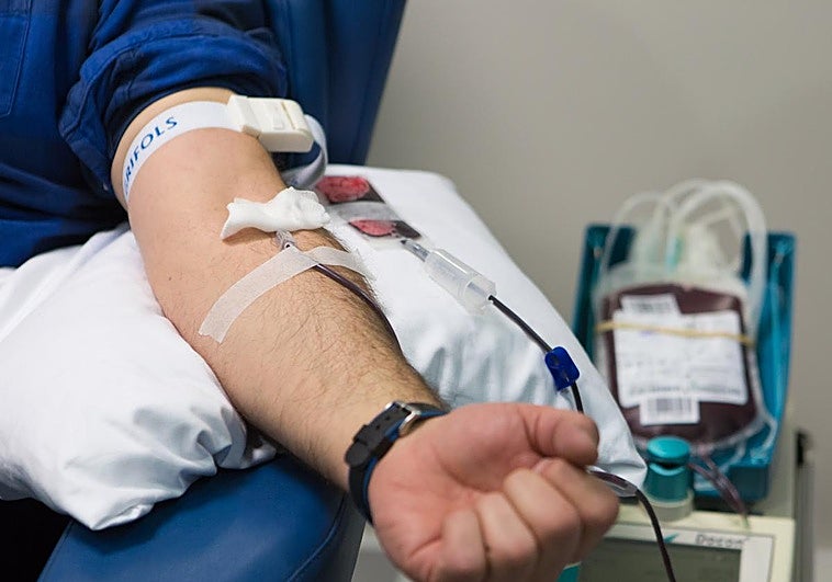 Un hombre, donando sangre