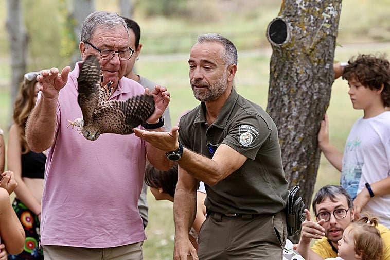 Un momento de la suelta de aves en La Grajera.