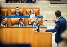 Capellán muestra a García un documento que este le entregó en busca de acuerdos.