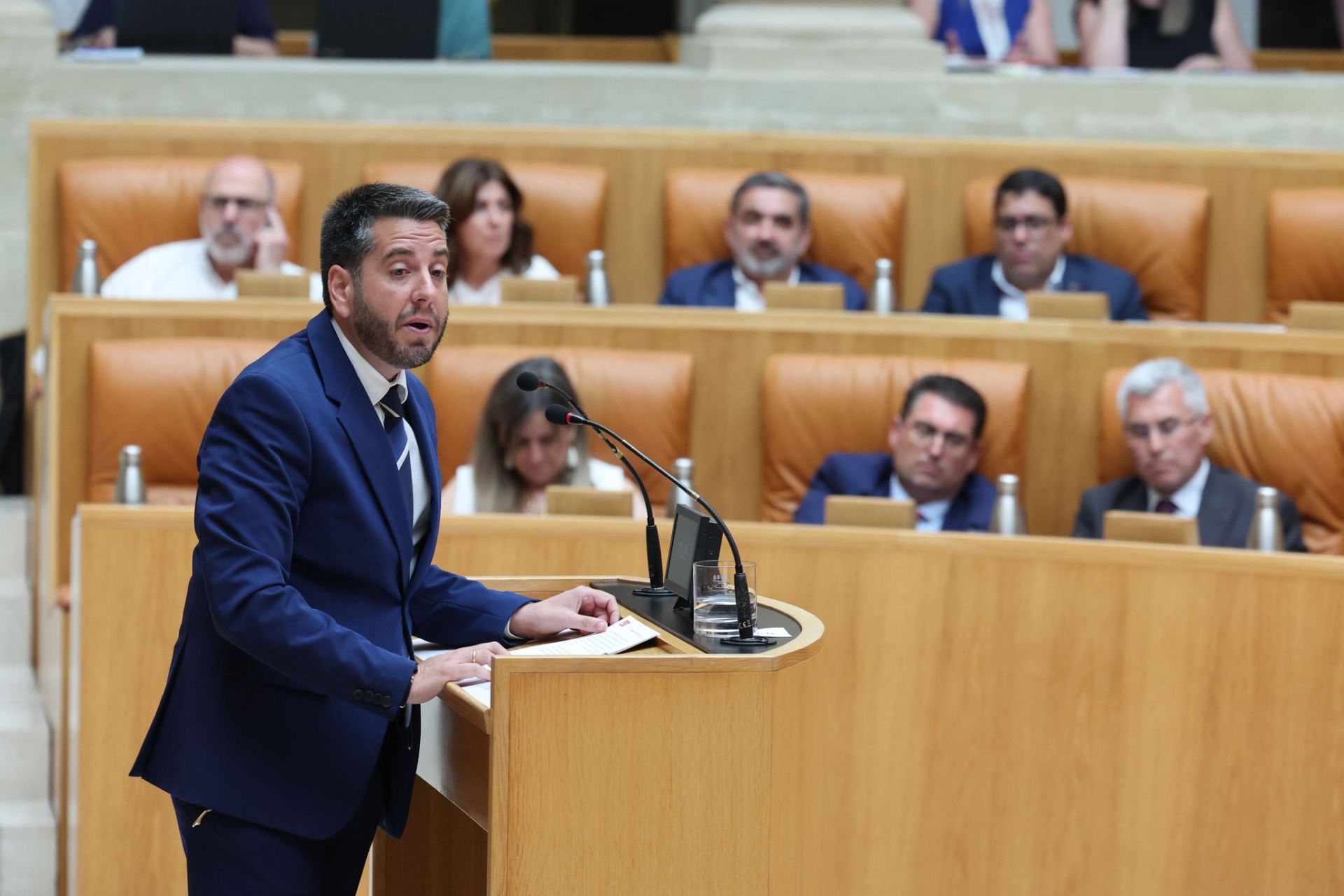 Javier García, este jueves, habla ante su bancada.