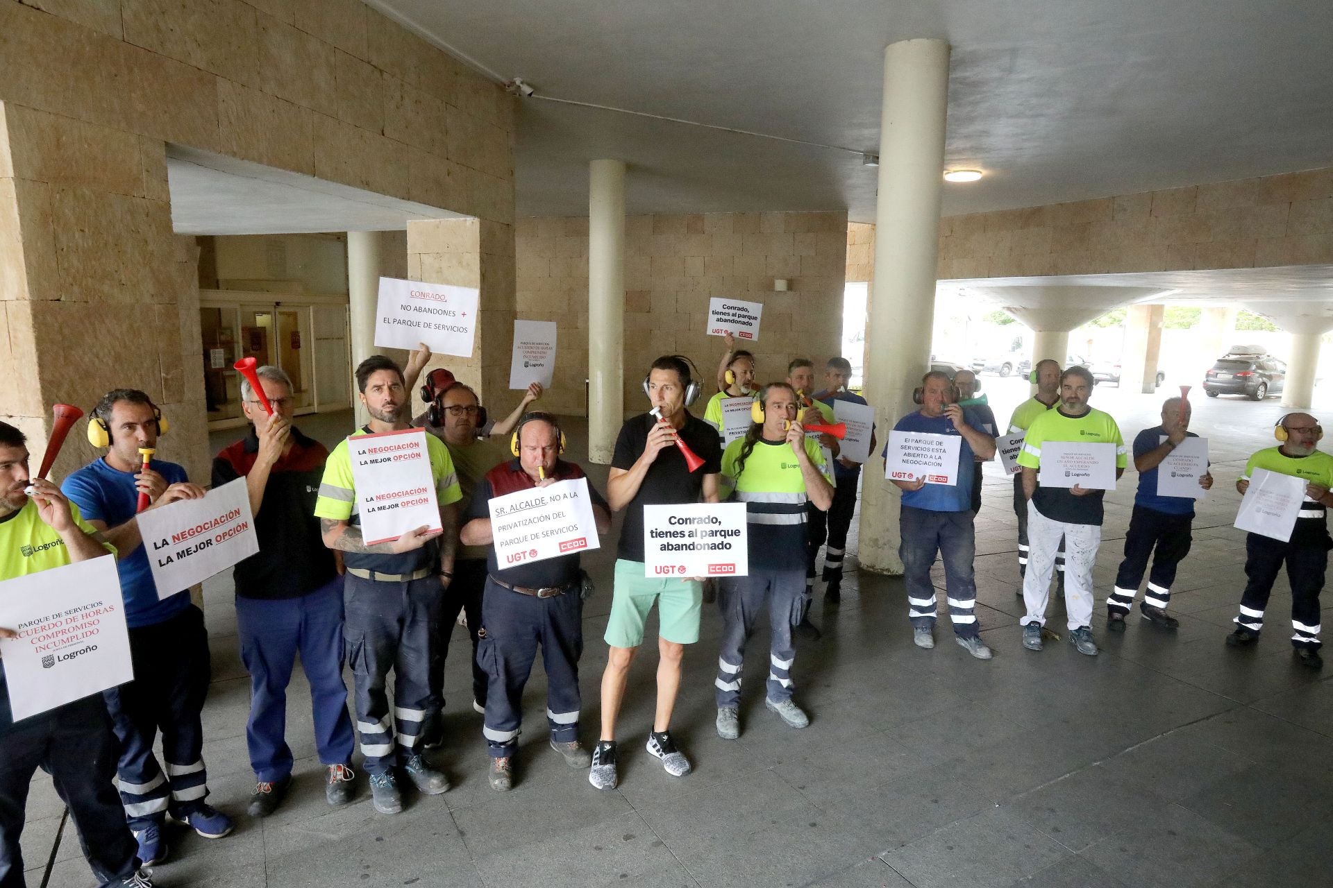 Protesta de los trabajadores públicos del Parque Municipal de Servicios coincidiendo con la sesión plenaria, que siguen con su conflicto con el gobierno local.