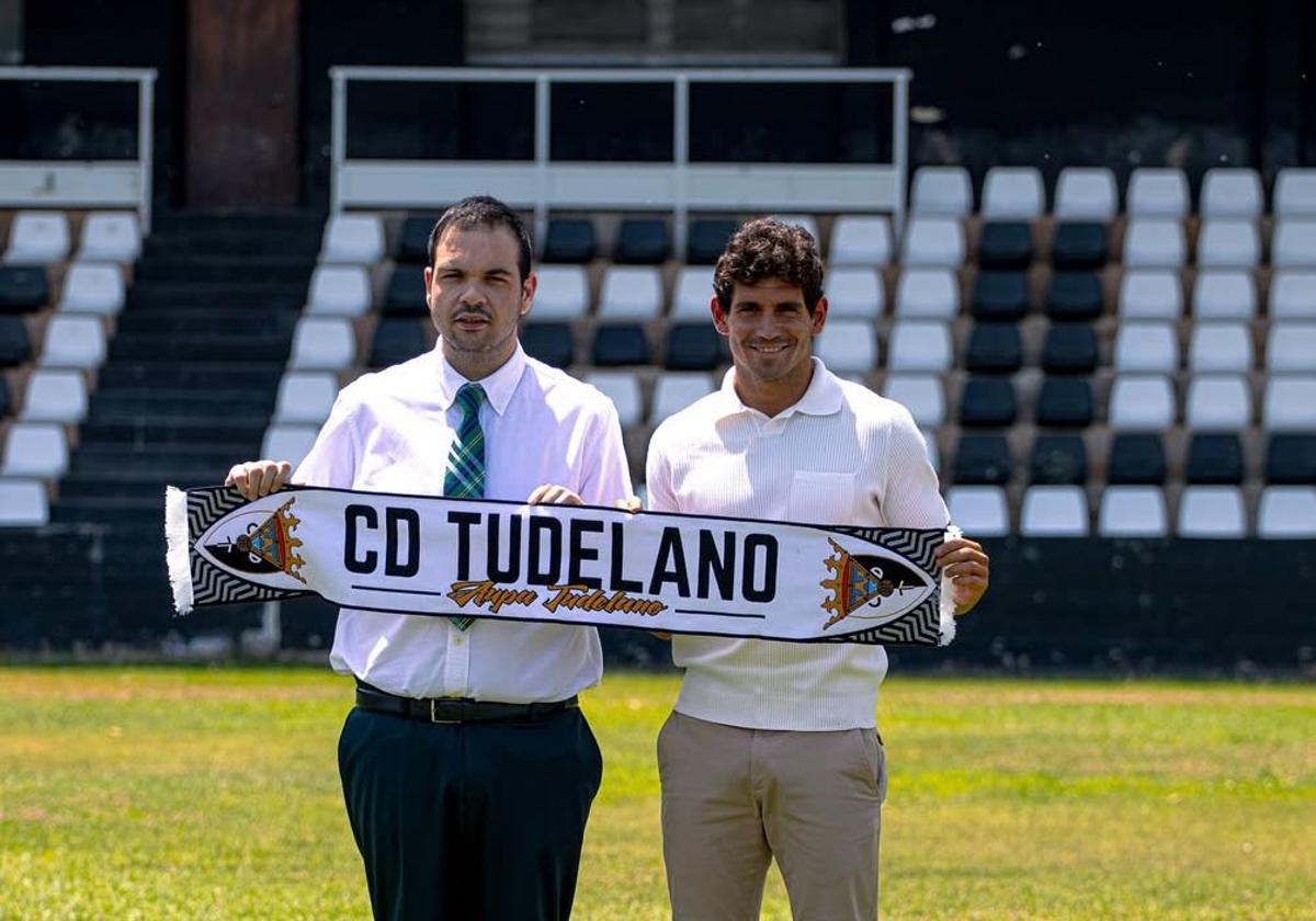 magen de la presentación de Héctor Urquia con el presidente del Tudelano, Ramón Lázaro.