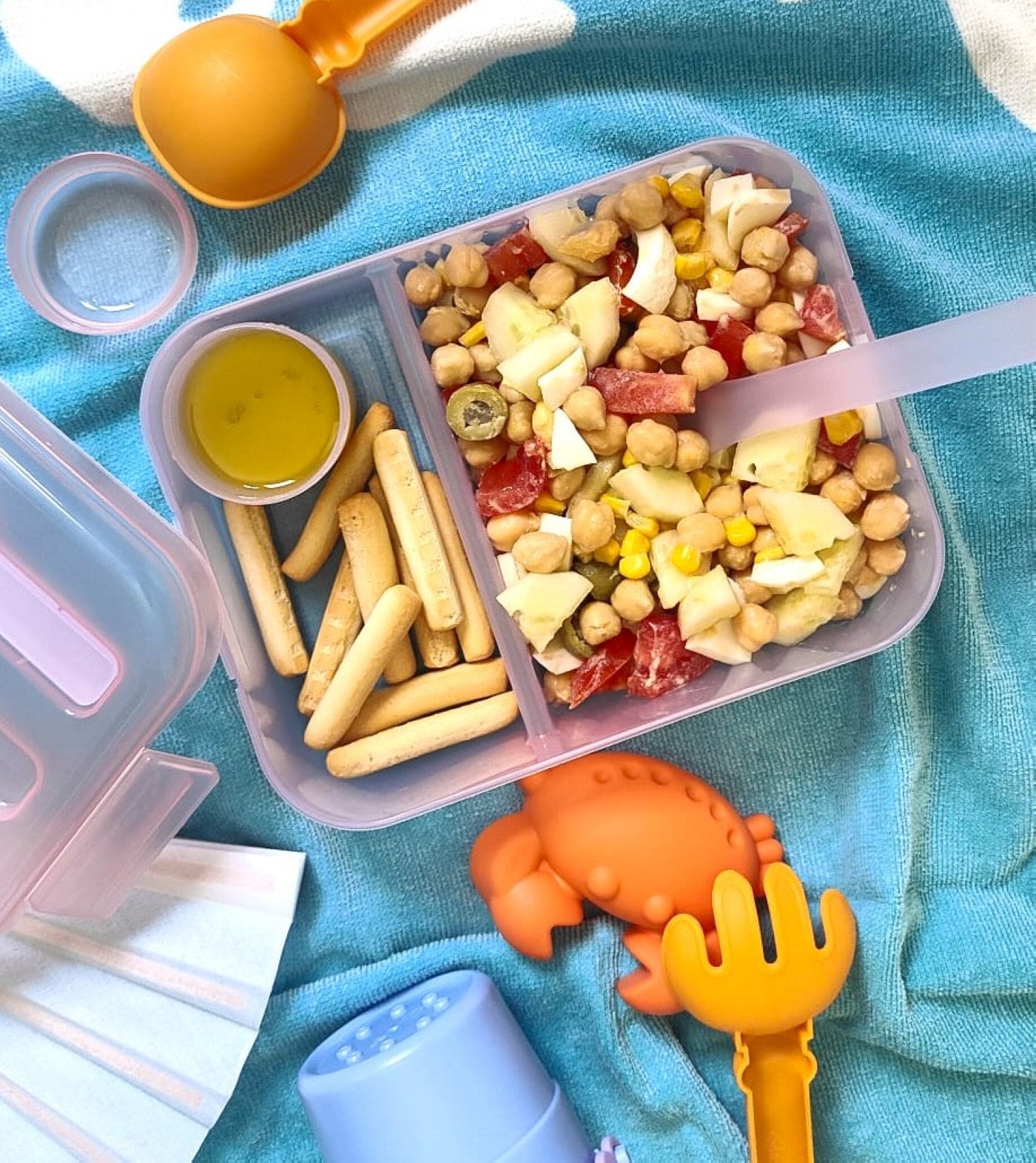 Una ensalada de garbanzos fresca que se puede llevar a cualquier sitio en un táper.