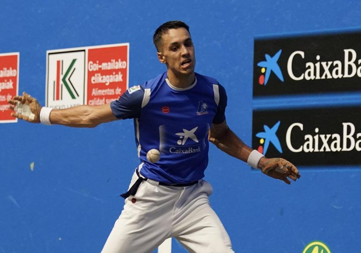 Javi Zabala espera la llegada de la pelota.
