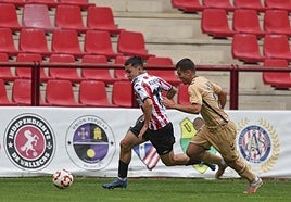 Arman Lazkano se escapa de la marca de un jugador del Eibar.