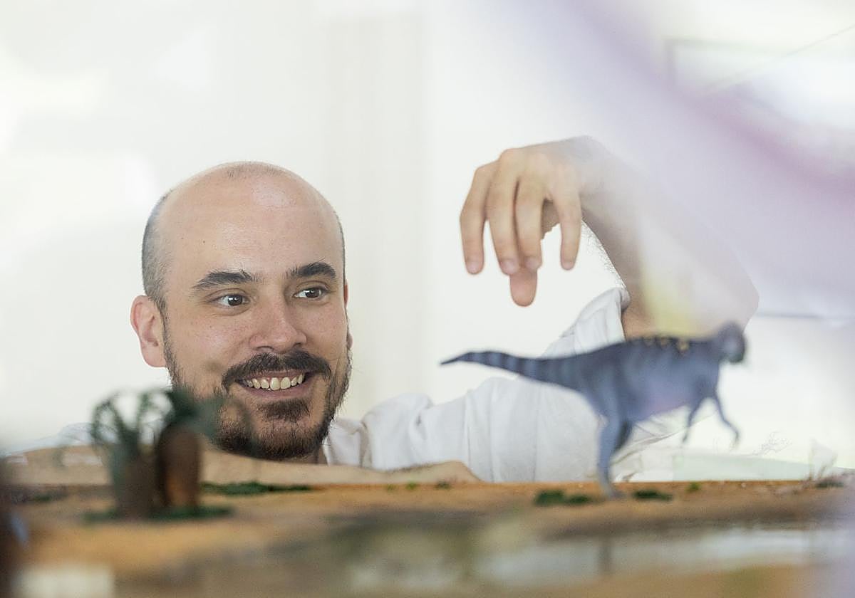 Adrián Páramo, junto a un dinosaurio en miniatura.