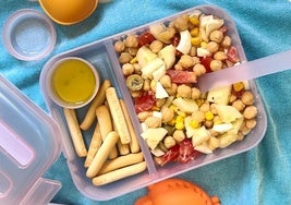 Una ensalada de garbanzos fresca que se puede llevar a cualquier sitio en un táper.