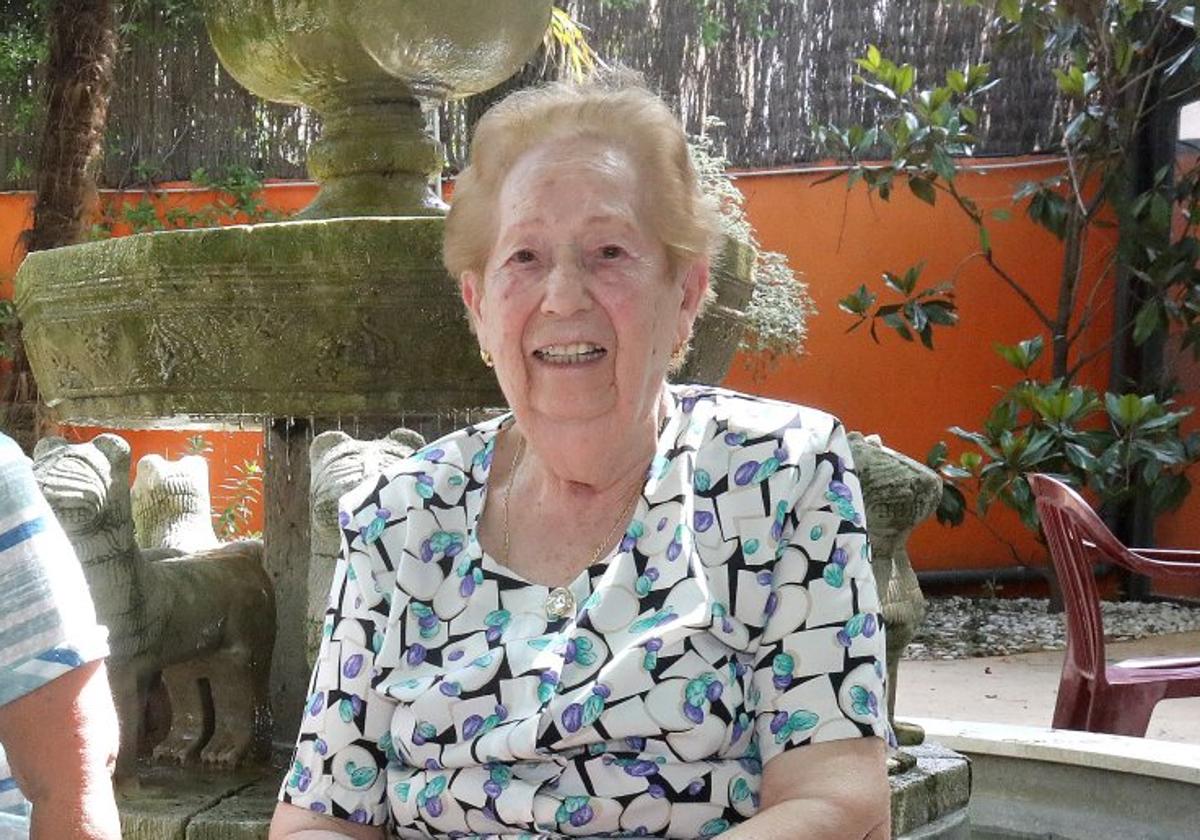 Eugenia Elguea, en la fuente.