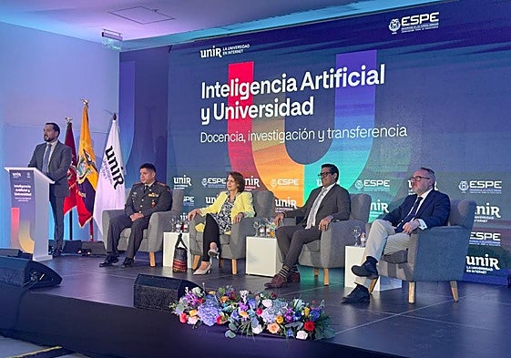 Sentados, el coronel Edison Haro, vicerrector académico de la UFA-ESPE; Rosalía Arteaga, presidenta de UNIR en Ecuador; Pablo Beltrán, presidente del Consejo de Educación Superior (CES); y Manuel Herrera, director académico de Relaciones Internacionales de UNIR.