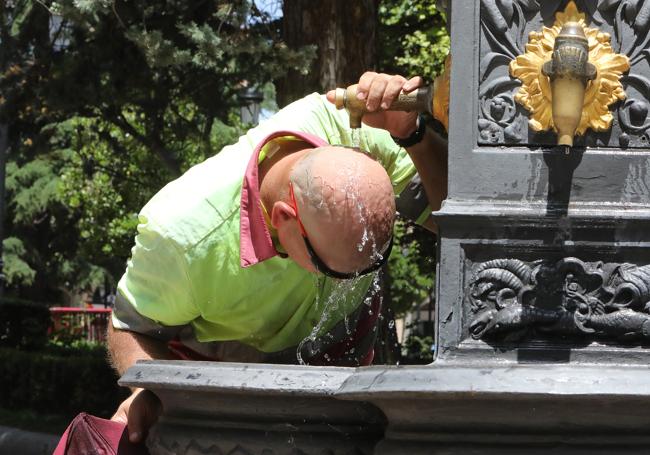 Un operario se refresca en una fuente de Logroño durante la reciente ola de calor.