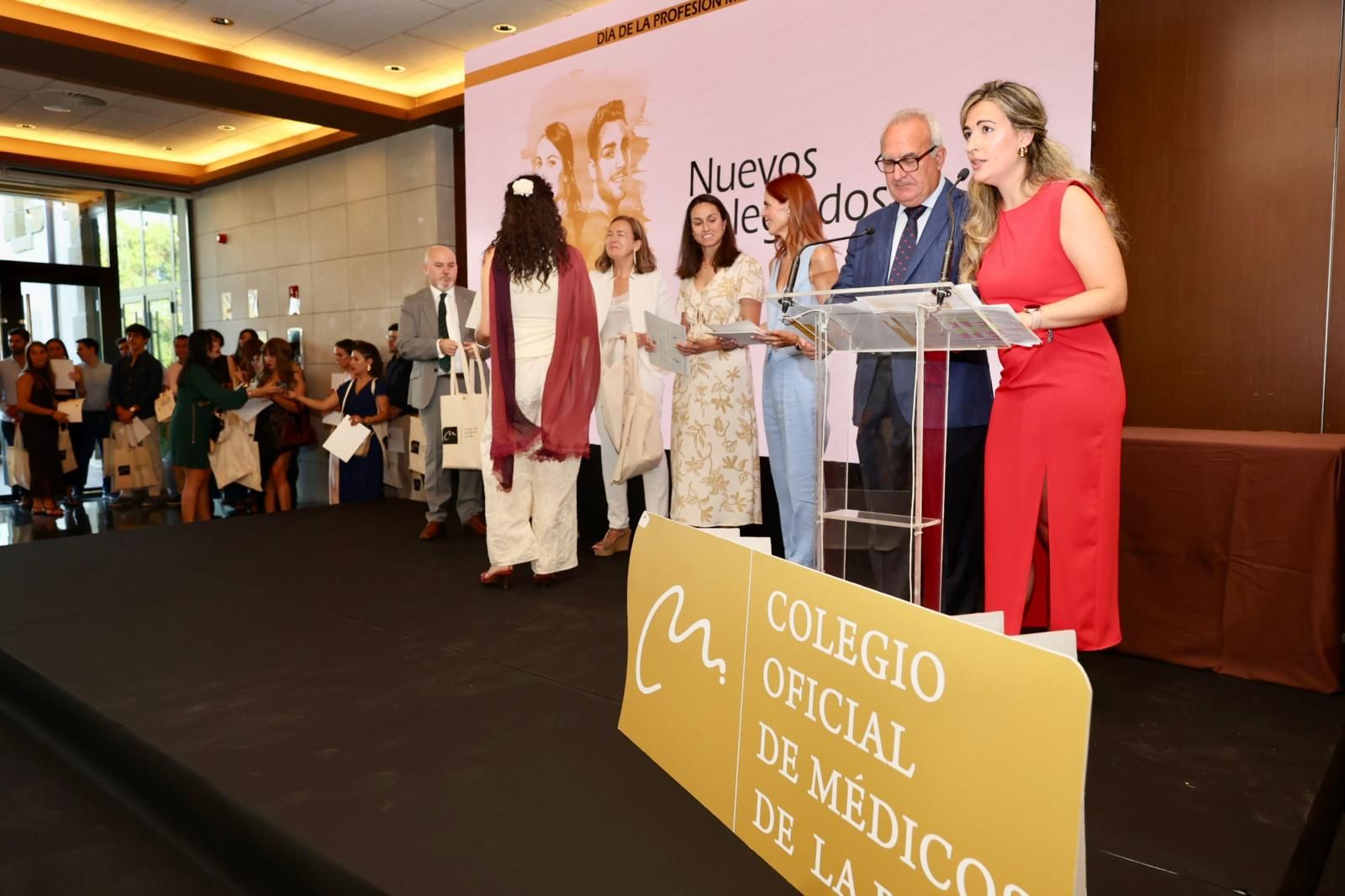 Los nuevos colegiados reciben la bienvenida. 