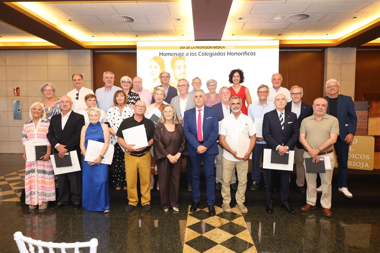 Los colegiados honorifícos posan con la presidenta Martínez Torre.