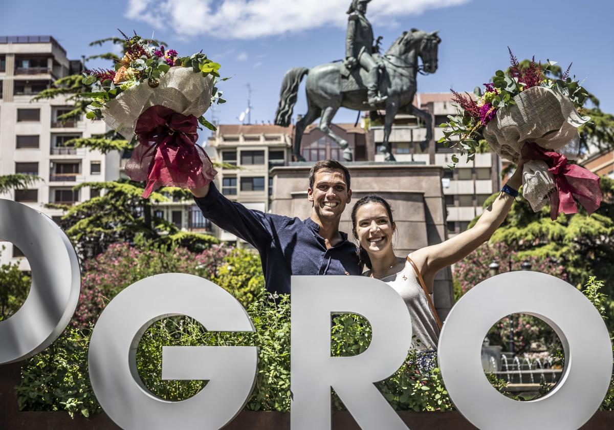 Marcos Ascacíbar y Marta Gil celebran en El Espolón su elección, el año pasado, como vendimiadores de las Fiestas de San Mateo.