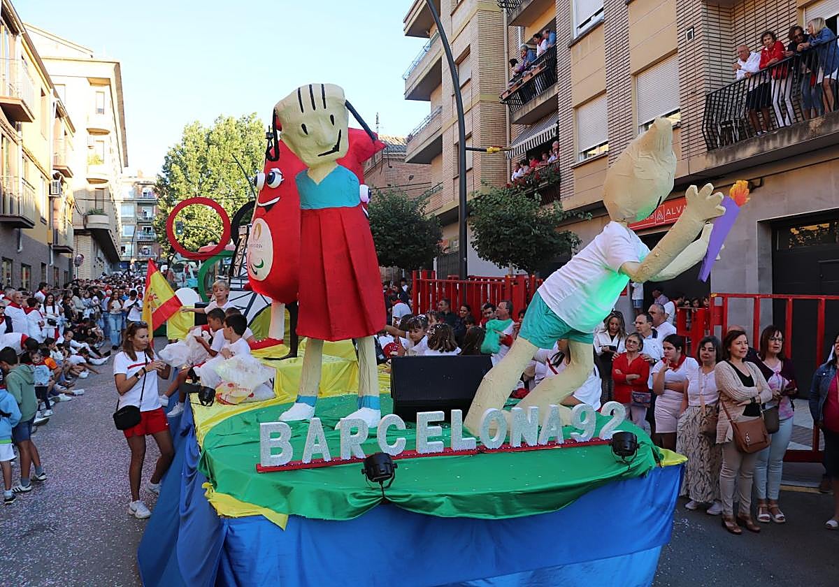 La carroza de Cruz Roja Alfaro, en el desfile del 14 de agosto del año pasado.