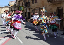 Pasacalles del grupo de danzas de San Asensio.