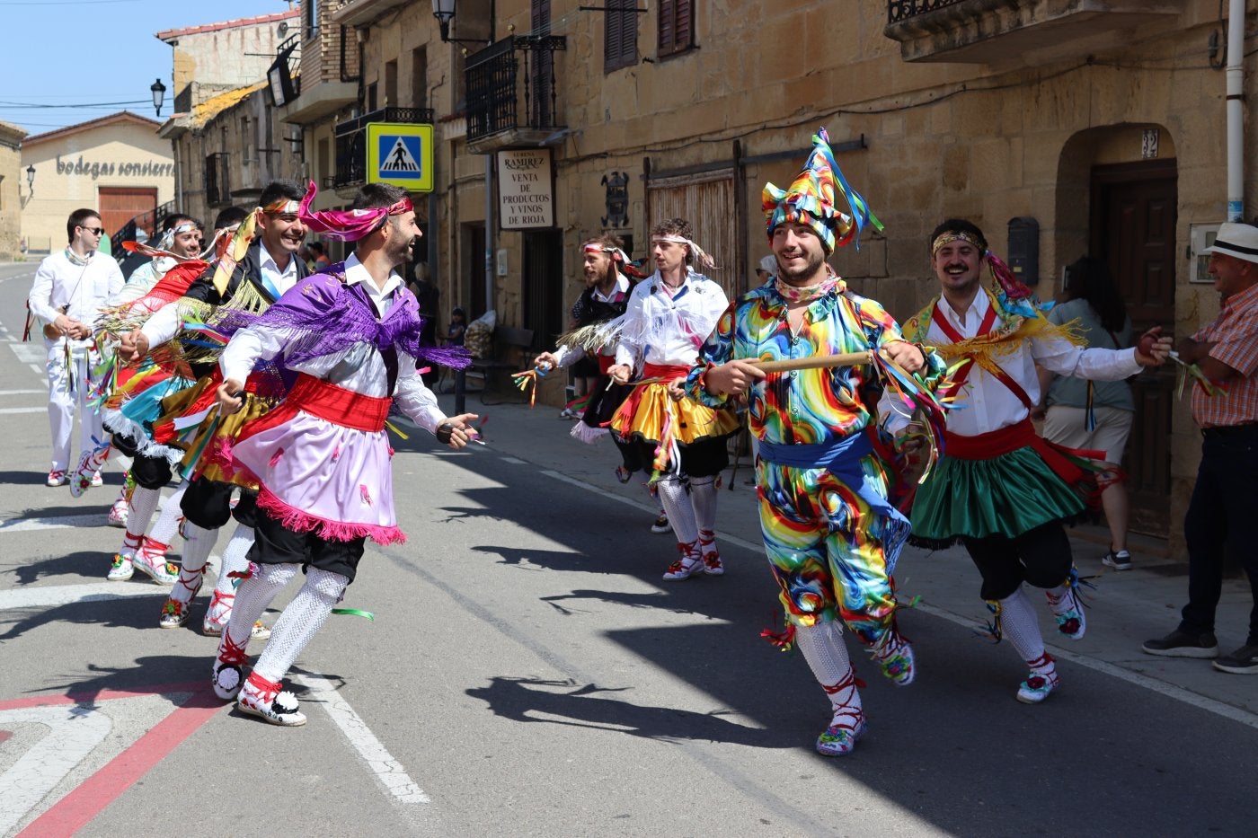 Pasacalles del grupo de danzas de San Asensio.