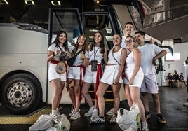 Sara, Elena, Leyre, Leire, Ana, Jorge y Nicolás sonríen antes de subir al autobús hacia Pamplona.