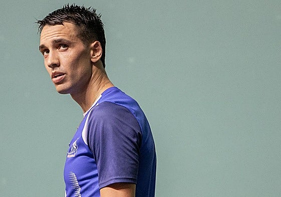 Javi Zabala mira hacia la grada del Navarra Arena.