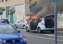 El vehículo que se ha incenciado en la calle Agoncillo de Logroño.