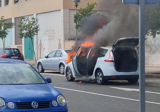 El vehículo que se ha incenciado en la calle Agoncillo de Logroño.