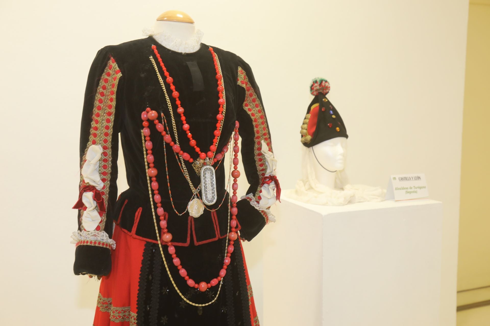 Exposición &#039;Danza II. Indumentaria de la danza tradicional española&#039;