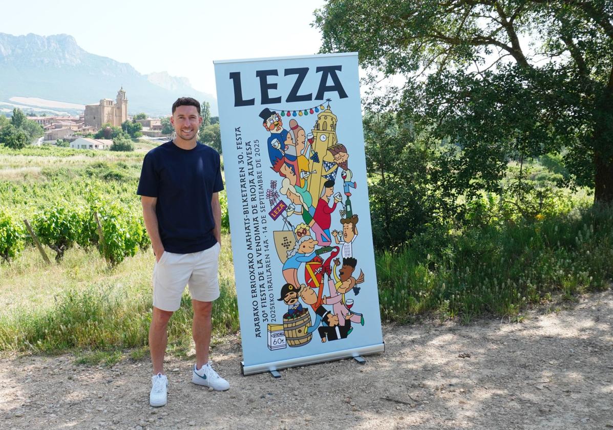 Óscar de Marcos junto al cartel de la XXX Fiesta de la Vendimia de Rioja Alavesa.