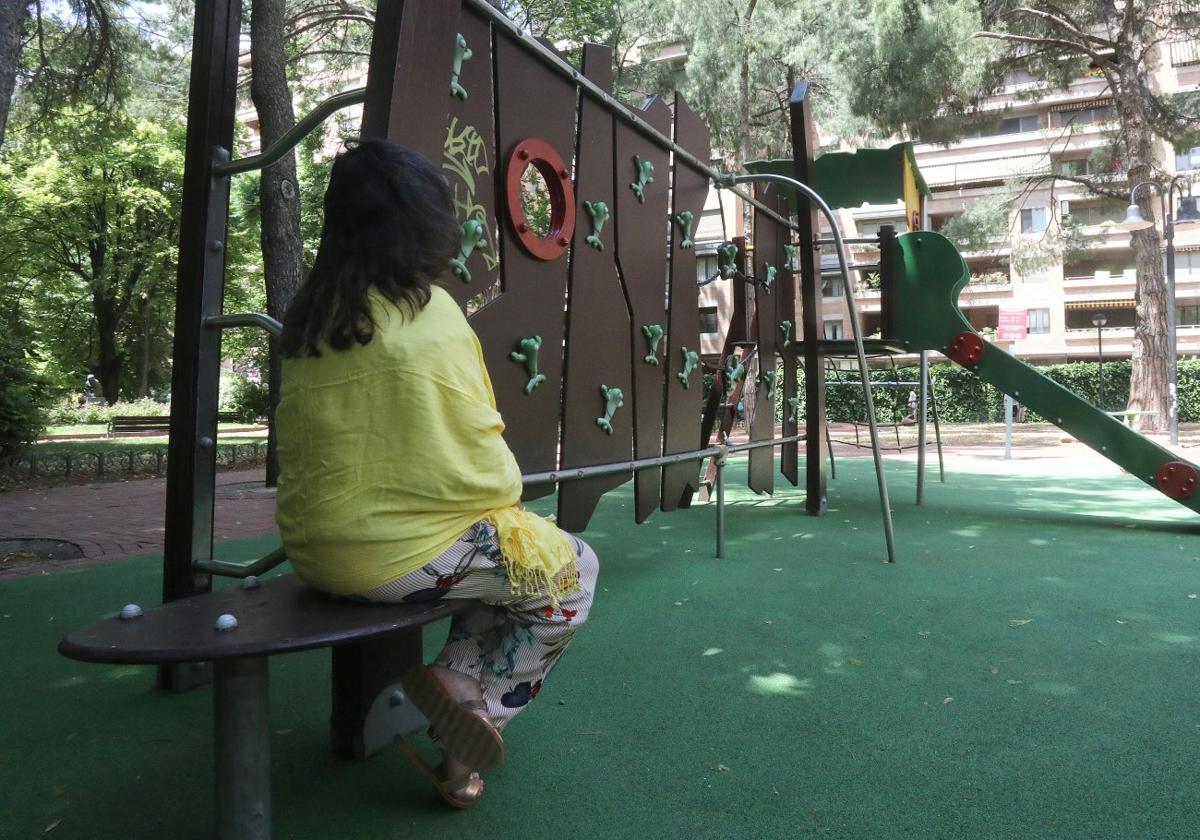 Josefina (nombre ficticio), sentada en un parque de Logroño.
