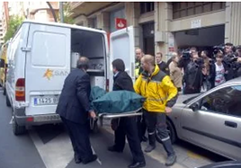 El cuerpo de la mujer, que murió a manos de su hermano, cuando era introducido el en el furgón funerario.