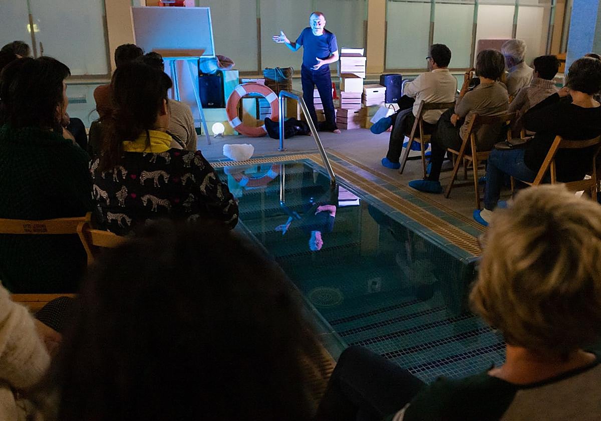 Una función dentro de una piscina en una edición anterior de Escenario Insólito.