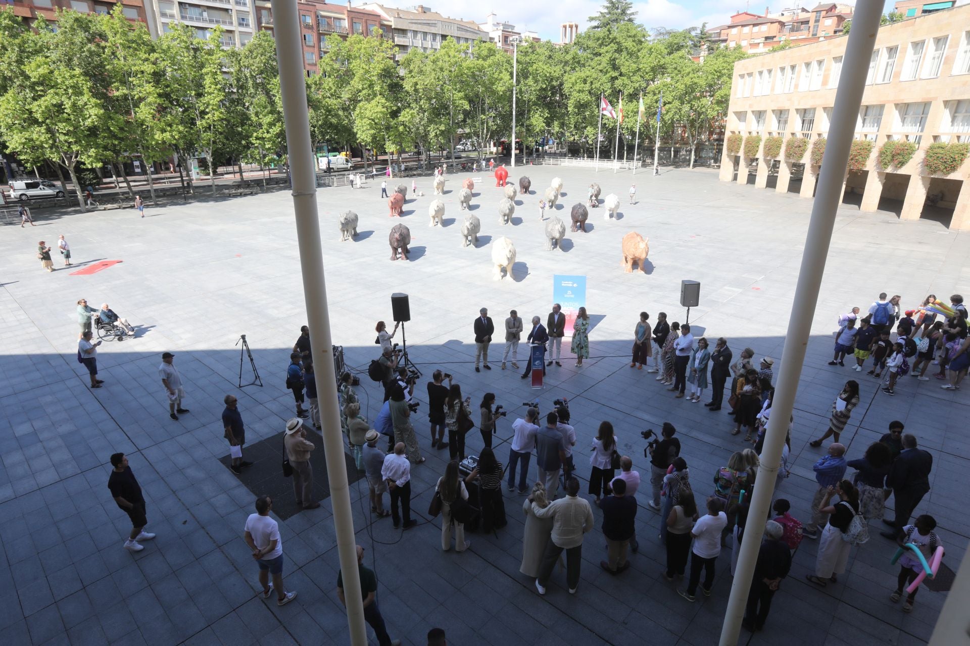 Los logroñeses visitan los rinocerontes de Roberto Fabelo
