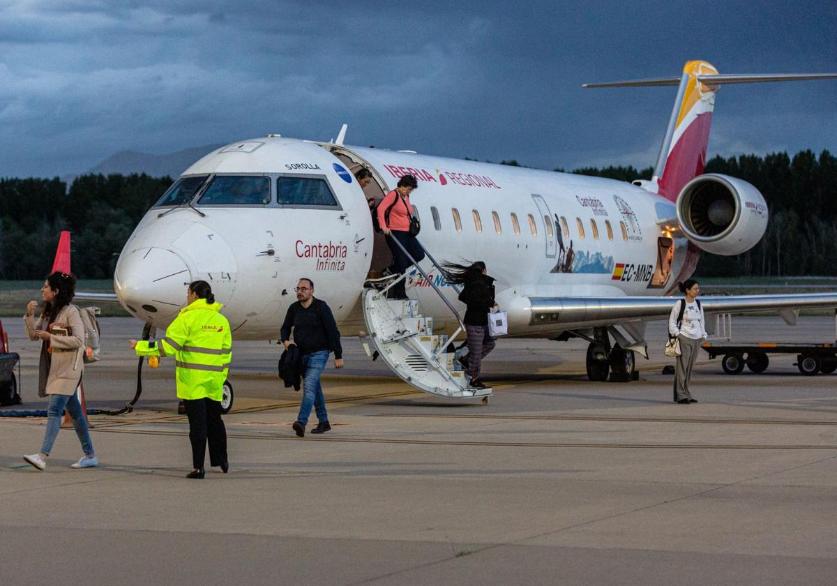 Pasajeros bajan del avión en la pista de aterrizaje del aeropuerto de Agoncillo.