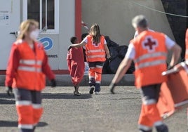 La Cruz Roja recibe a un menor inmigrante, en una foto de archivo.