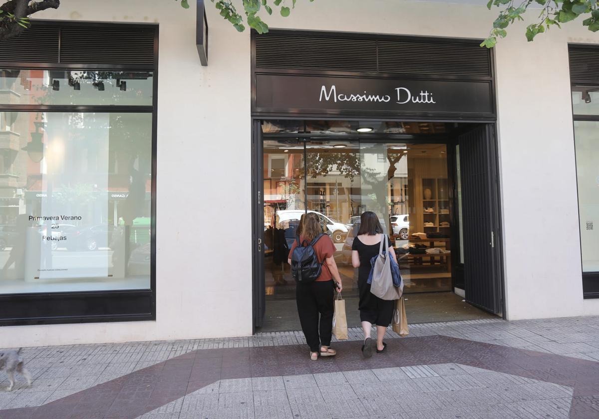 Dos mujeres acceden a Massimo Dutti, este martes.