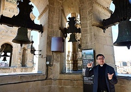 El párroco de La Redonda, Víctor Jiménez, posa en el campanario norte de la concatedral capitalina.