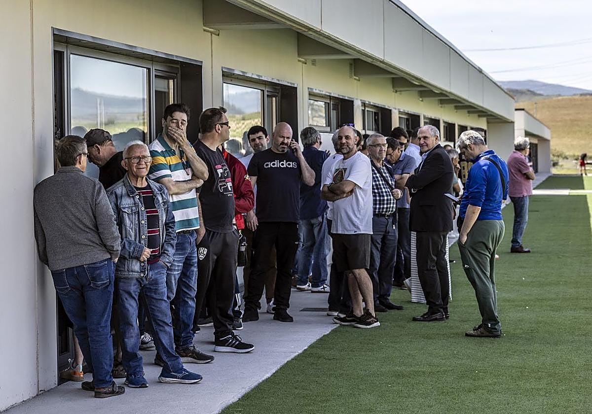 Aficionados de la UD Logroñés esperan en Valdegastea para retirar sus pases en la pasada campaña.