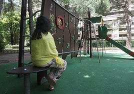 Josefina (nombre ficticio), sentada en un parque de Logroño.