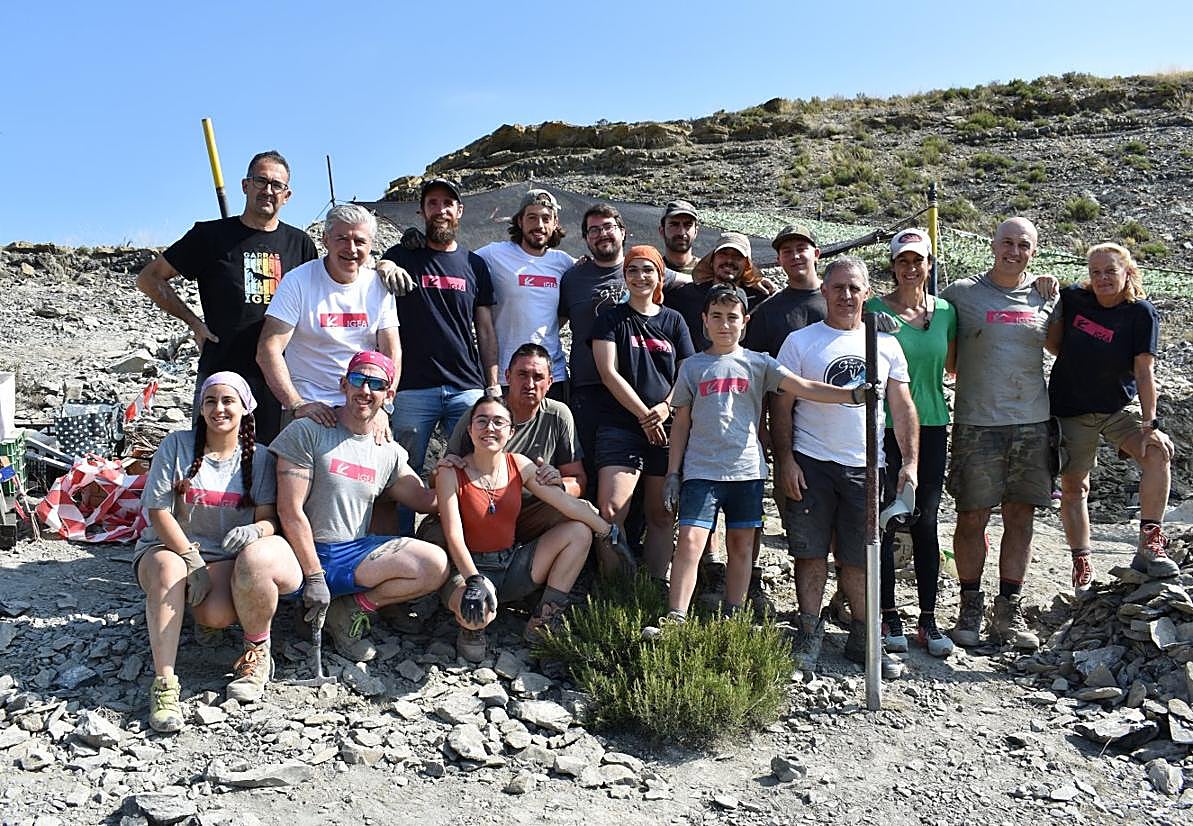 Investigadores y voluntarios del equipo Garras con Eduardo Sáenz de Cabezón y Amaya Menchaca, y el 'bullón', ayer en 'Las Cerradas'.