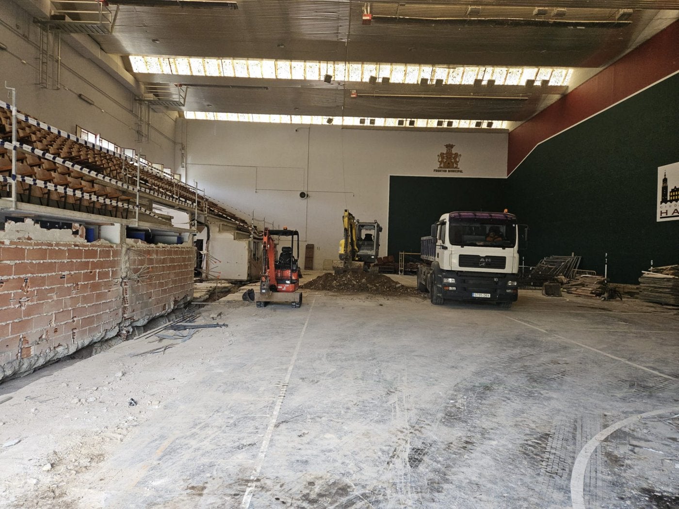 Comienzo de las obras en el frontón de El Ferial de Haro.