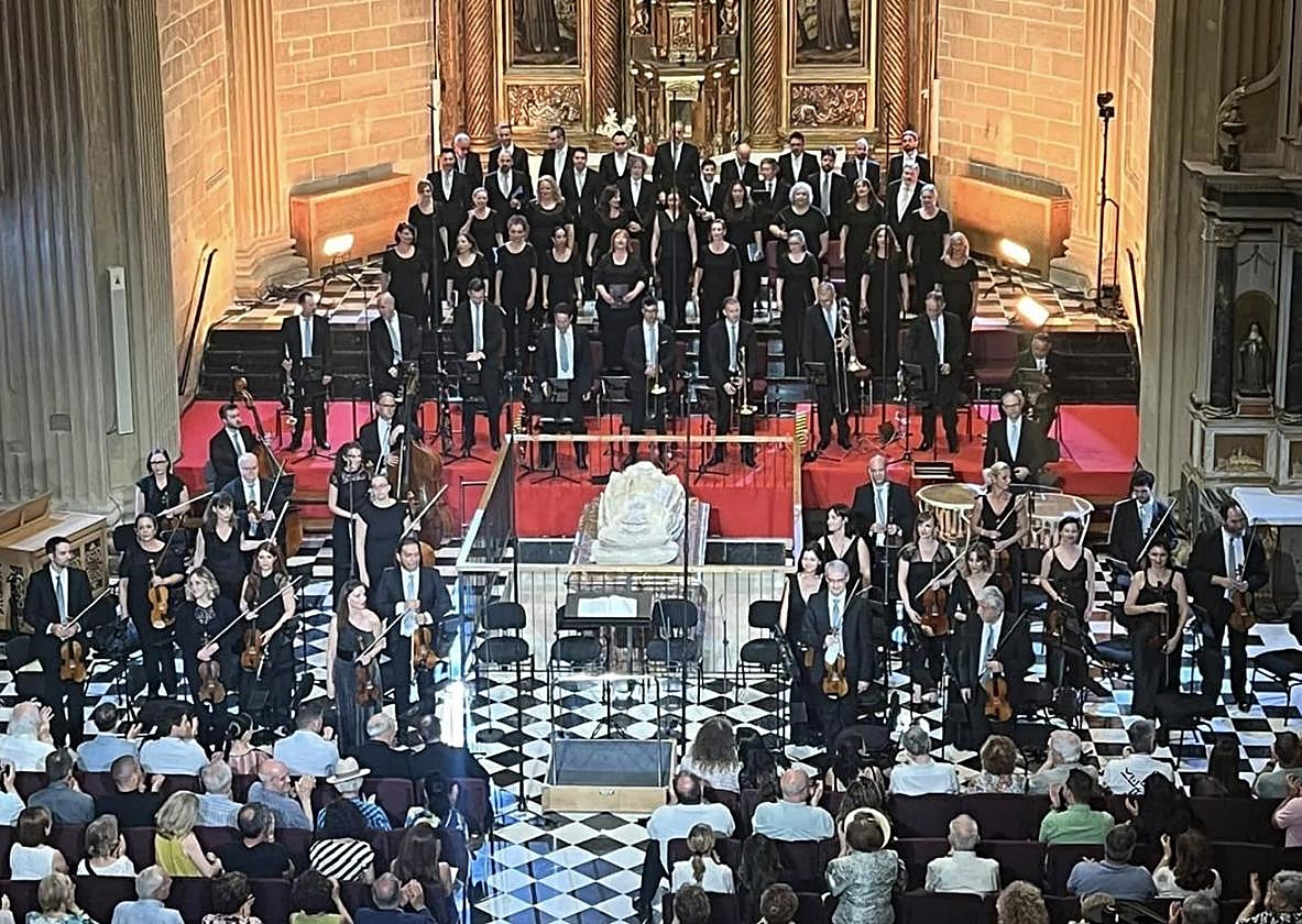 La Orquesta y Coro de RTVE, el año pasado en Santo Domingo, tras interpretar el 'Requiem' de Mozart.