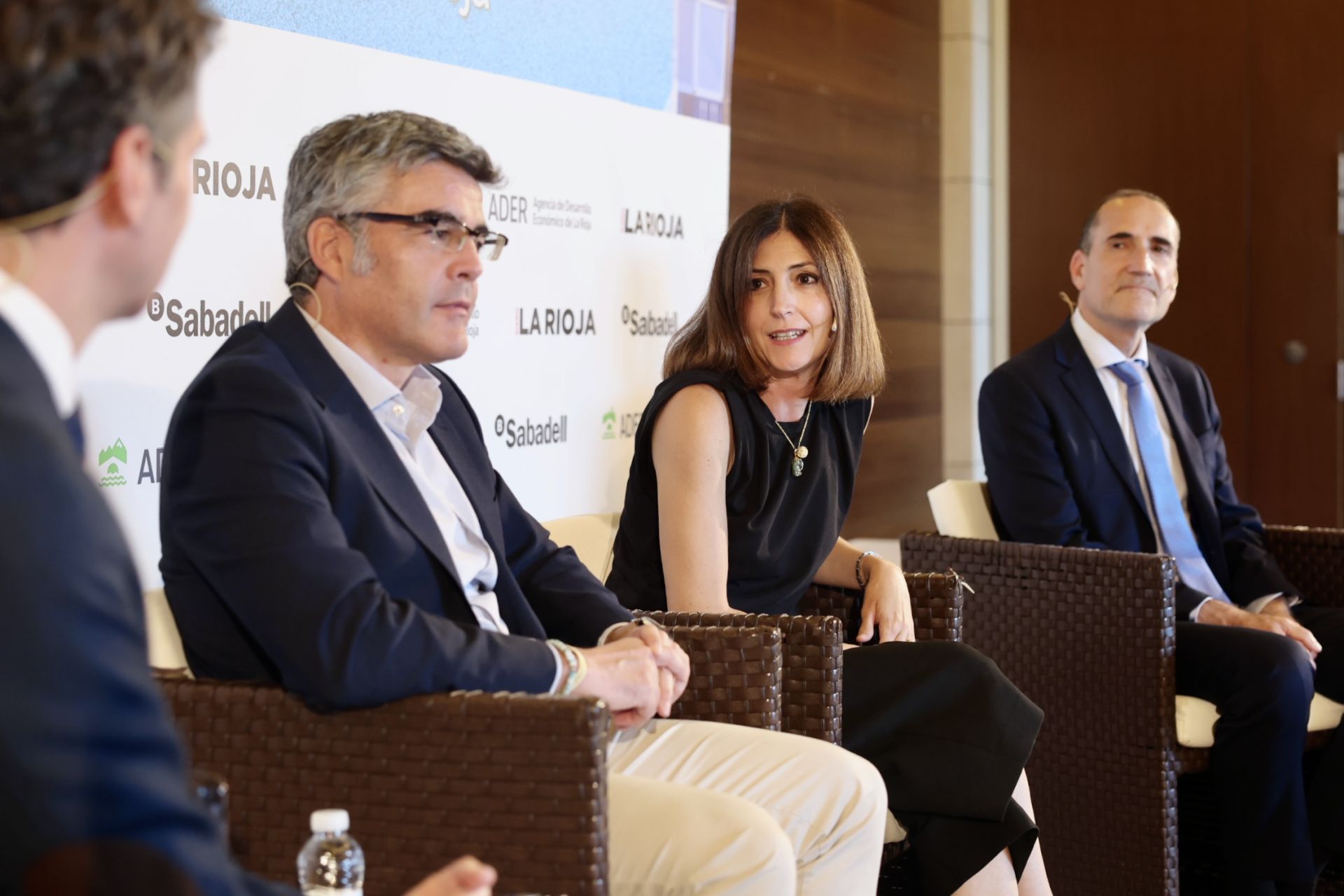 Luis Ruano (Neuronup), Ana Pérez (Calzados Victoria) e Ignacio Masa (Banco Sabadell) durante la mesa redonda.