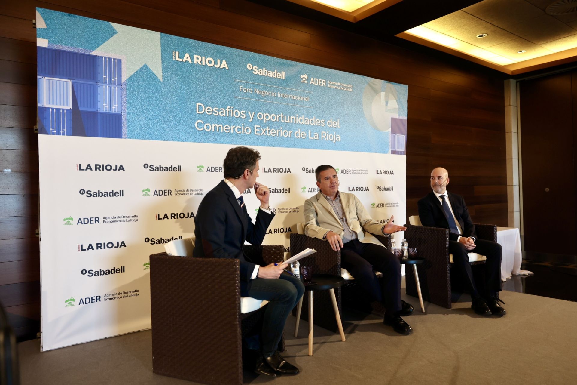Carlos Santamaría modera la primera mesa con Francisco Honrubia y Alberto Larrosa.