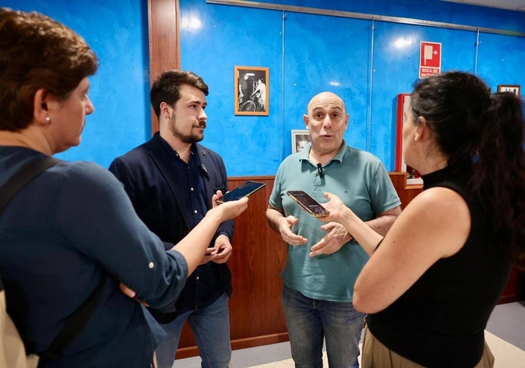 Saúl Manzanares y Félix Caperos dan cuenta de las decisiones adoptadas por la asamblea.