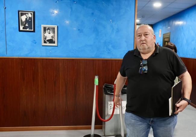 El anterior portavoz, Fernando Sáenz, abandona la reunión.